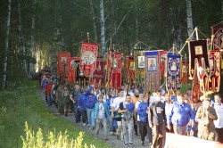 Патриарх Кирилл возглавил стотысячный крестный ход в Екатеринбурге