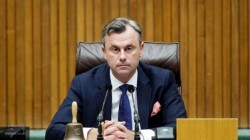 Кандидаты в президенты Австрии имеют равные шансы победить, показали опросы
