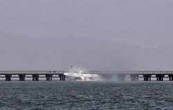 В Шанхае гидросамолет врезался в мост, погибли пять человек