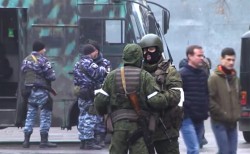Луганск оцеплен вооруженными людьми
