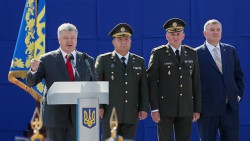 Порошенко открыл парад гимном украинских националистов Порошенко открыл парад гимном украинских националистов