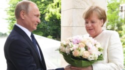 Путин встретил Меркель цветами