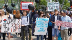 Во Владивостоке сироты вышли на митинг Во Владивостоке сироты вышли на митинг
