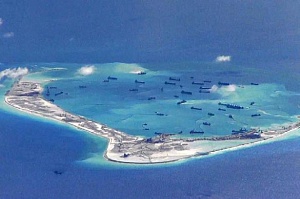 Китай обвинил США во вторжении в свои воды