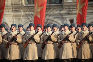 В Москве прошел марш в честь парада 1941 года 