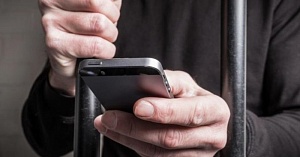 В российских колониях хотят запретить мобильную связь